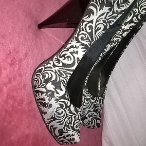 Sassy stitched pumps